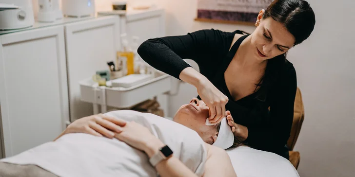 Laminace obočí nebo lash lifting vč. výživy a barvení v moderním salonu