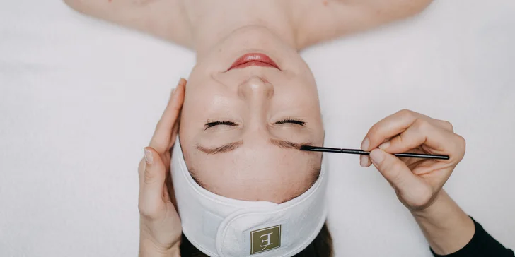 Laminace obočí nebo lash lifting vč. výživy a barvení v moderním salonu
