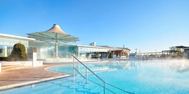 Relax v rakouském termálním areálu Therme Laa: sauny, bazén se slanou vodou i tobogán