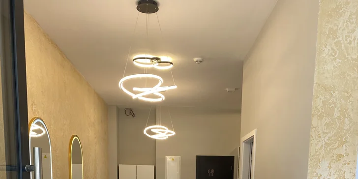 Kombinovaná manikúra včetně lakování gel lakem