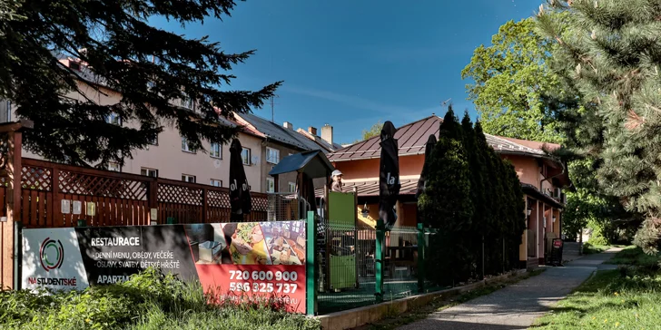 Tříchodové menu pro dva: tomatový krém, hovězí steak z pravé svíčkové, dezert i láhev vína
