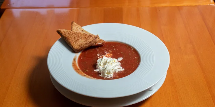 Tříchodové menu pro dva: tomatový krém, hovězí steak z pravé svíčkové, dezert i láhev vína