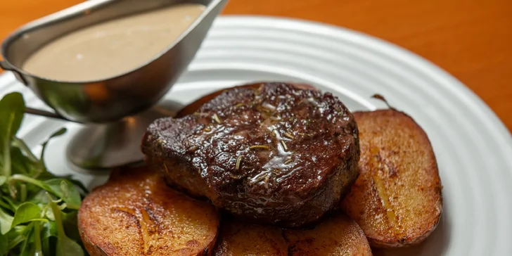 Tříchodové menu pro dva: tomatový krém, hovězí steak z pravé svíčkové, dezert i láhev vína