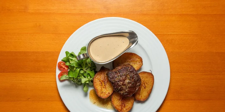 Tříchodové menu pro dva: tomatový krém, hovězí steak z pravé svíčkové, dezert i láhev vína