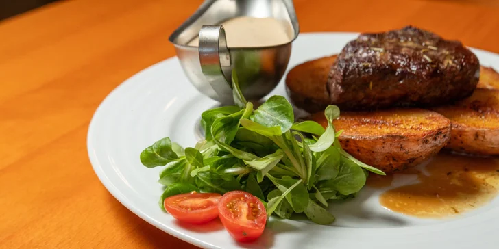 Tříchodové menu pro dva: tomatový krém, hovězí steak z pravé svíčkové, dezert i láhev vína