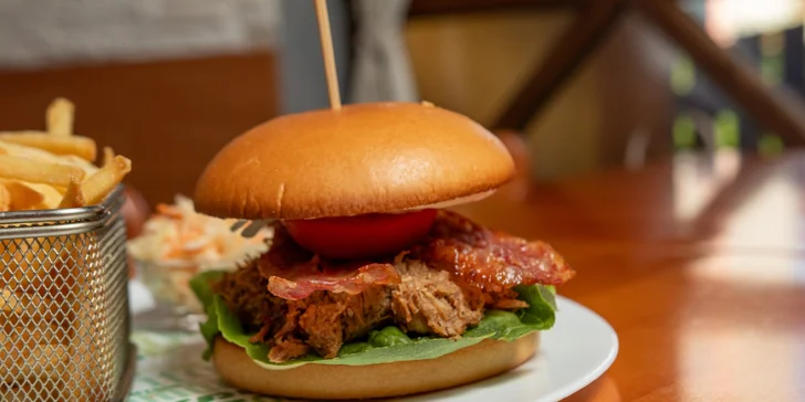 Burger z trhaného masa nebo cheese burger s hranolkami a tatarkou pro 1 i 2 osoby