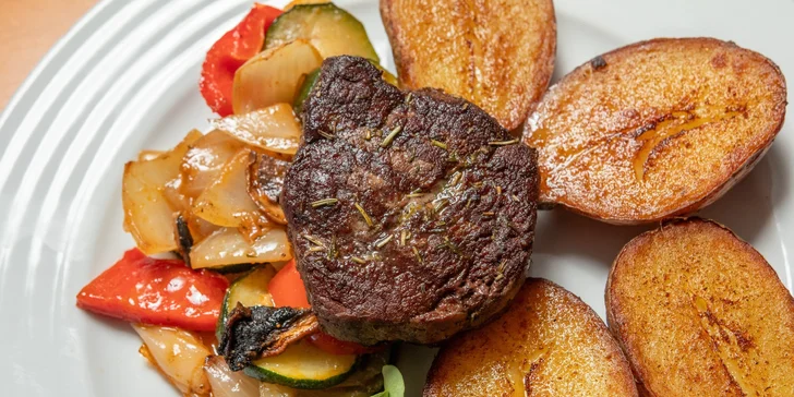 Tříchodové menu pro dva: tomatový krém, hovězí steak z pravé svíčkové, dezert i láhev vína