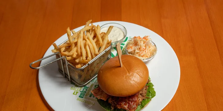 Burger z trhaného masa nebo cheese burger s hranolkami a tatarkou pro 1 i 2 osoby