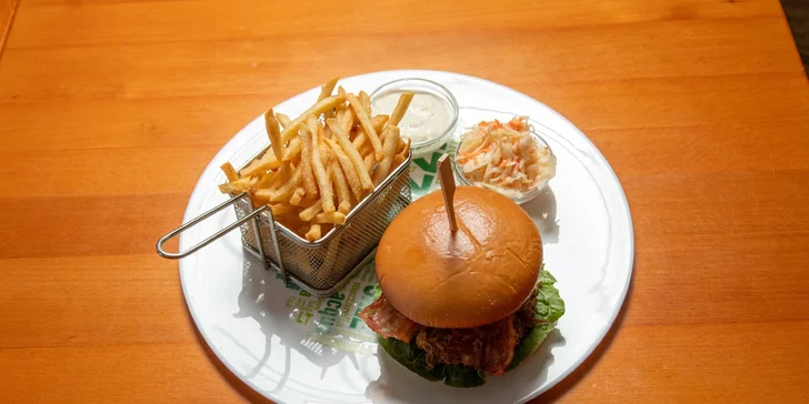 Burger z trhaného masa nebo cheese burger s hranolkami a tatarkou pro 1 i 2 osoby