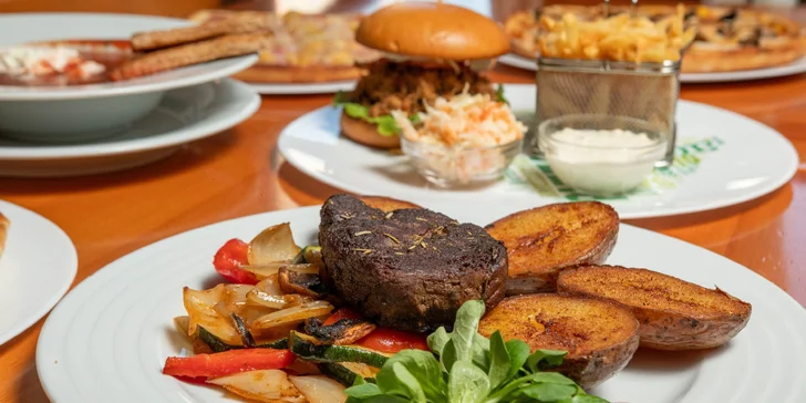 Tříchodové menu pro dva: tomatový krém, hovězí steak z pravé svíčkové, dezert i láhev vína