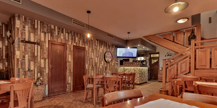 Tříchodové menu pro dva: tomatový krém, hovězí steak z pravé svíčkové, dezert i láhev vína