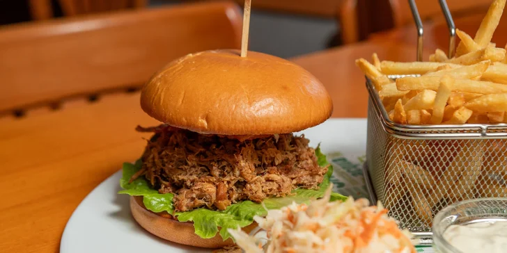 Burger z trhaného masa nebo cheese burger s hranolkami a tatarkou pro 1 i 2 osoby