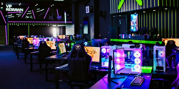 Užijte si 3, 5 nebo 7 hodin hraní či narozeninovou oslavu v gaming aréně, vč. pizzy a nápoje
