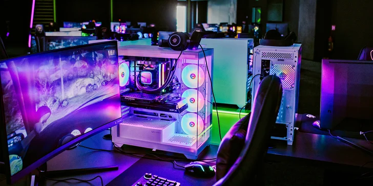 Užijte si 3, 5 nebo 7 hodin hraní či narozeninovou oslavu v gaming aréně, vč. pizzy a nápoje
