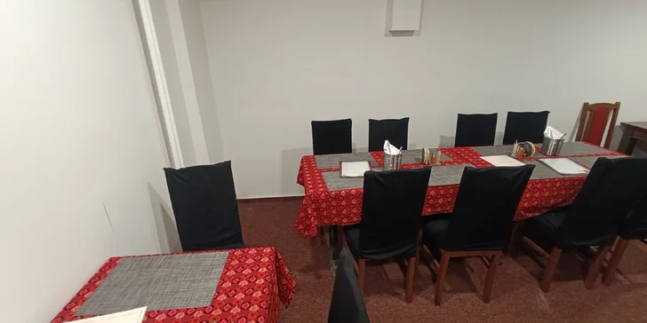 Menu z indických specialit pro dva: předkrm či polévka, kuřecí nebo vege hlavní chod a dezert