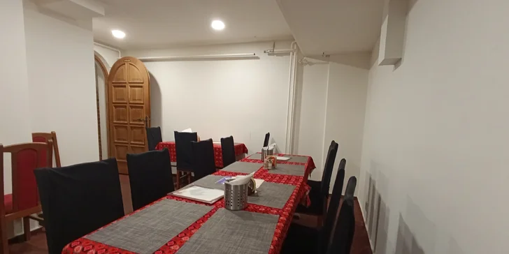 Menu z indických specialit pro dva: předkrm či polévka, kuřecí nebo vege hlavní chod a dezert