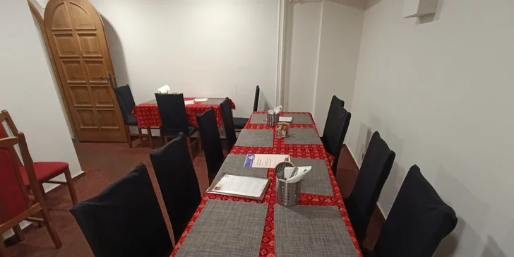 Menu z indických specialit pro dva: předkrm či polévka, kuřecí nebo vege hlavní chod a dezert