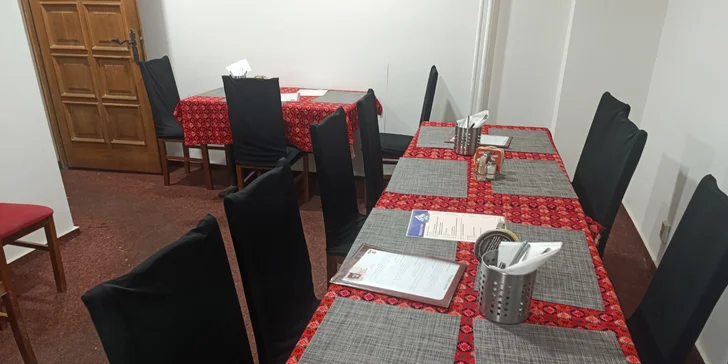 Menu z indických specialit pro dva: předkrm či polévka, kuřecí nebo vege hlavní chod a dezert
