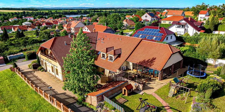 Relax uprostřed Lednicko-valtického areálu s polopenzí, neomezeným bazénem i degustací