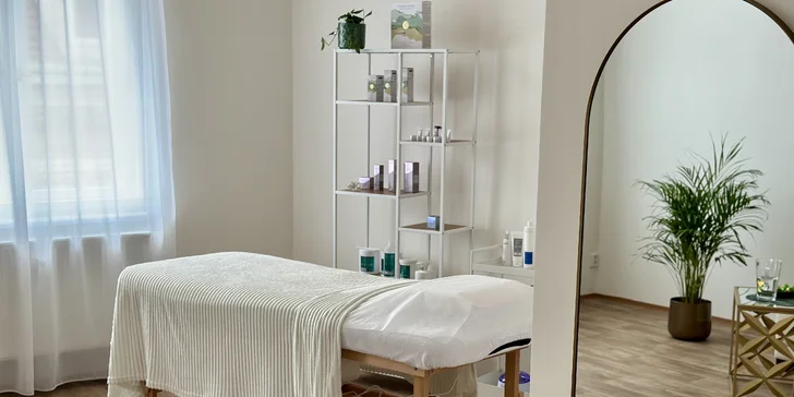 Relax od hlavy po paty: terapeutická masáž a liftingová masáž obličeje v salonu u Václavského nám.