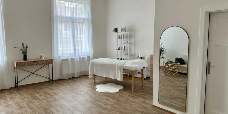 Relax od hlavy po paty: terapeutická masáž a liftingová masáž obličeje v salonu u Václavského nám.