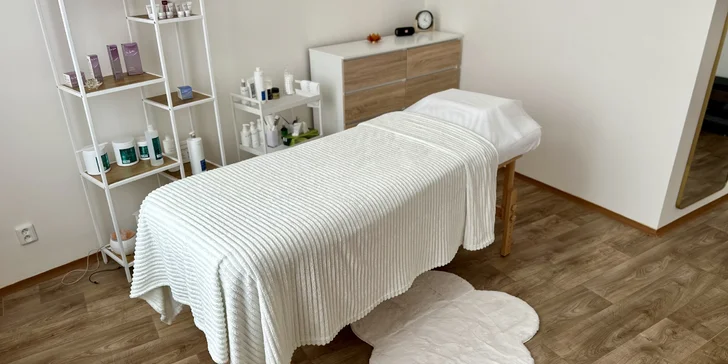 Relax od hlavy po paty: terapeutická masáž a liftingová masáž obličeje v salonu u Václavského nám.