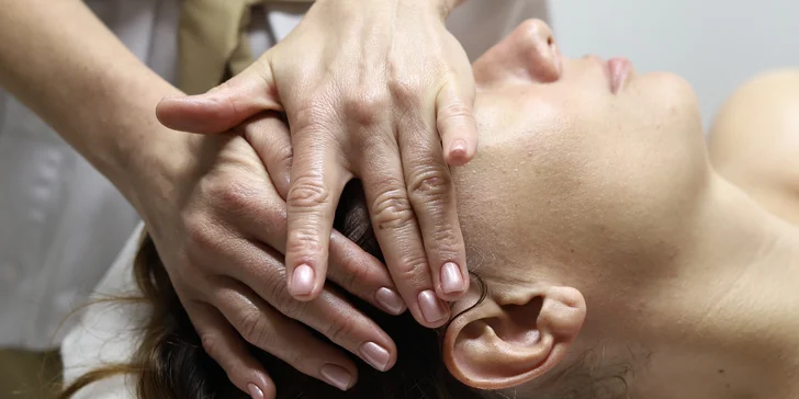 Relax od hlavy po paty: terapeutická masáž a liftingová masáž obličeje v salonu u Václavského nám.