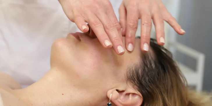 Relax od hlavy po paty: terapeutická masáž a liftingová masáž obličeje v salonu u Václavského nám.