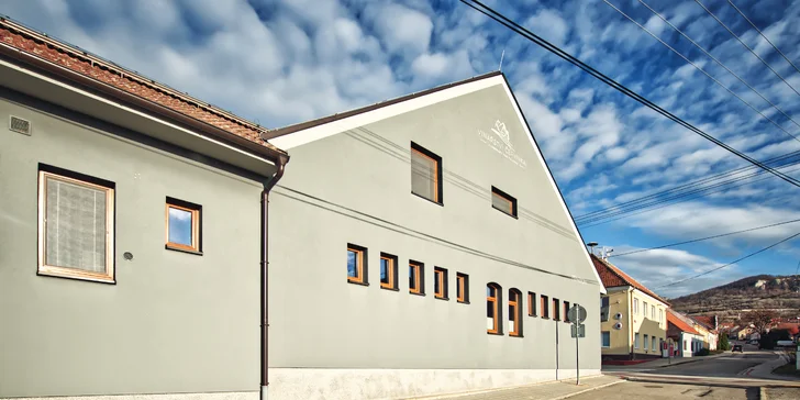 Pobyt na jižní Moravě: penzion u Mikulova se snídaní, degustací i lahví vína