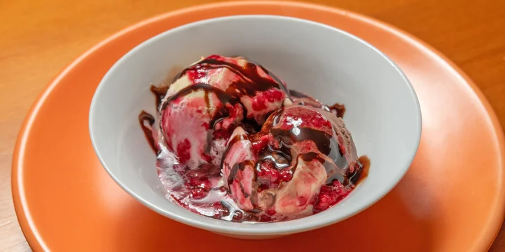 Tříchodové menu pro dva: tomatový krém, hovězí steak z pravé svíčkové, dezert i láhev vína