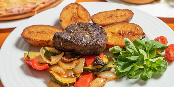 Tříchodové menu pro dva: tomatový krém, hovězí steak z pravé svíčkové, dezert i láhev vína