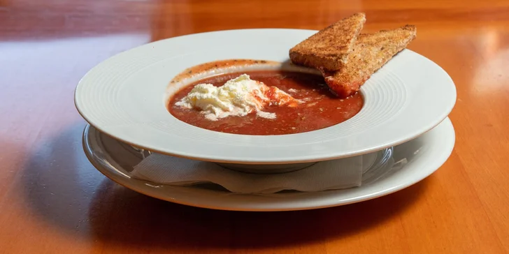 Tříchodové menu pro dva: tomatový krém, hovězí steak z pravé svíčkové, dezert i láhev vína