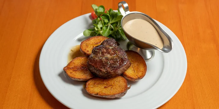 Tříchodové menu pro dva: tomatový krém, hovězí steak z pravé svíčkové, dezert i láhev vína