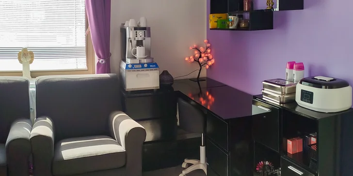 Přístrojová či mokrá pedikúra: úprava nehtů, masáž, lázeň i lakování