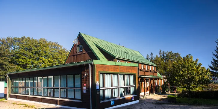 Chatová osada v polských Krkonoších: pokoje až pro 5 osob se snídaní, sauna