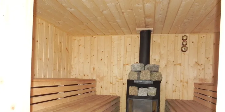Chatová osada v polských Krkonoších: pokoje až pro 5 osob se snídaní, sauna