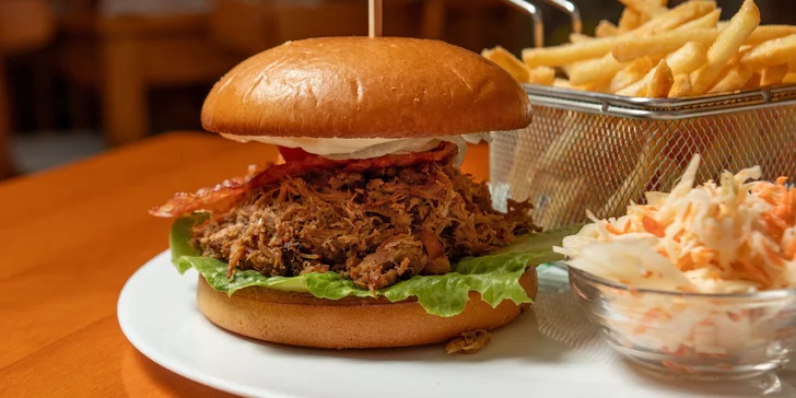 Burger z trhaného masa nebo cheese burger s hranolkami a tatarkou pro 1 i 2 osoby
