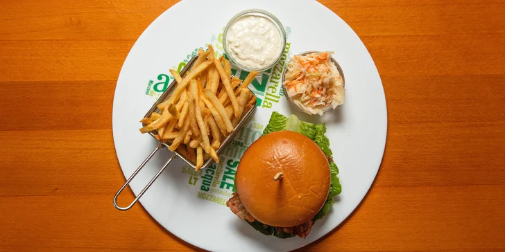 Burger z trhaného masa nebo cheese burger s hranolkami a tatarkou pro 1 i 2 osoby