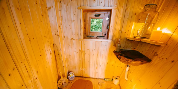 Krásné stromodomky v přírodě na východě Slovenska se snídaní