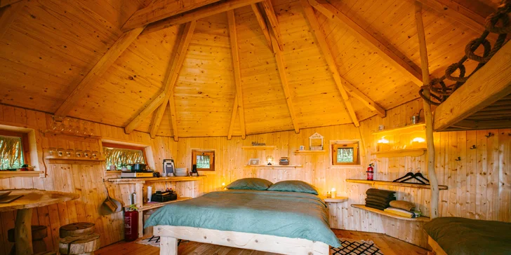 Domečky na stromě s výhledem na hrad Krásna Hôrka a snídaní z piknikového košíku servírovanou na terase