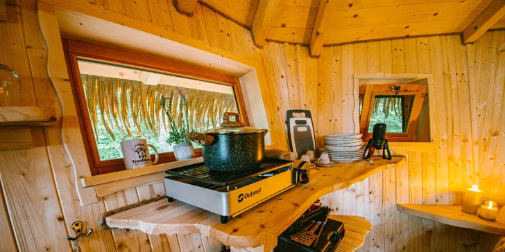 Domečky na stromě s výhledem na hrad Krásna Hôrka a snídaní z piknikového košíku servírovanou na terase