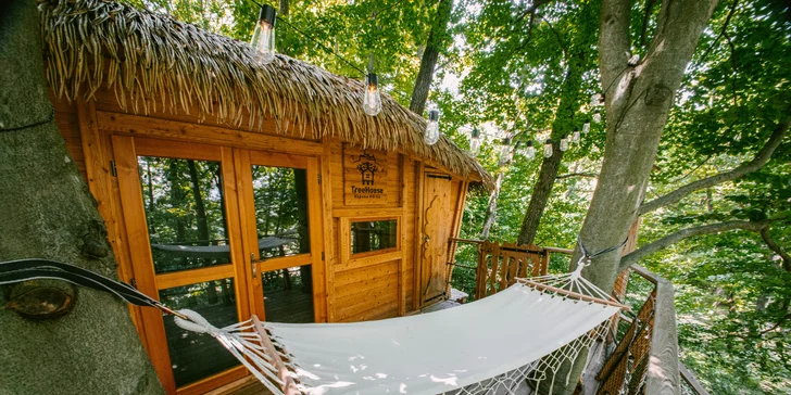 Domečky na stromě s výhledem na hrad Krásna Hôrka a snídaní z piknikového košíku servírovanou na terase