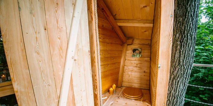 Domečky na stromě s výhledem na hrad Krásna Hôrka a snídaní z piknikového košíku servírovanou na terase