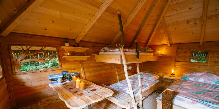 Domečky na stromě s výhledem na hrad Krásna Hôrka a snídaní z piknikového košíku servírovanou na terase