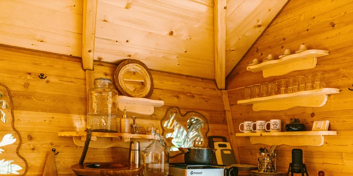 Krásné stromodomky v přírodě na východě Slovenska se snídaní