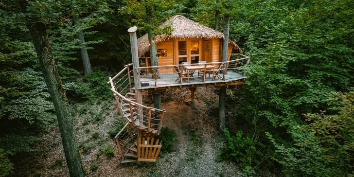 Domečky na stromě s výhledem na hrad Krásna Hôrka a snídaní z piknikového košíku servírovanou na terase