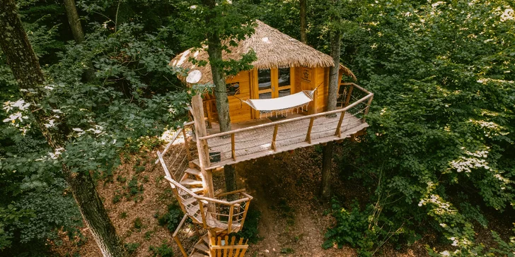 Domečky na stromě s výhledem na hrad Krásna Hôrka a snídaní z piknikového košíku servírovanou na terase