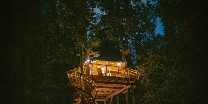 Domečky na stromě s výhledem na hrad Krásna Hôrka a snídaní z piknikového košíku servírovanou na terase