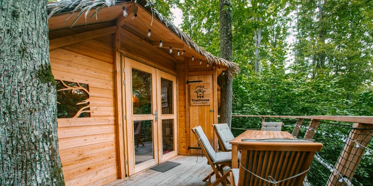 Domečky na stromě s výhledem na hrad Krásna Hôrka a snídaní z piknikového košíku servírovanou na terase