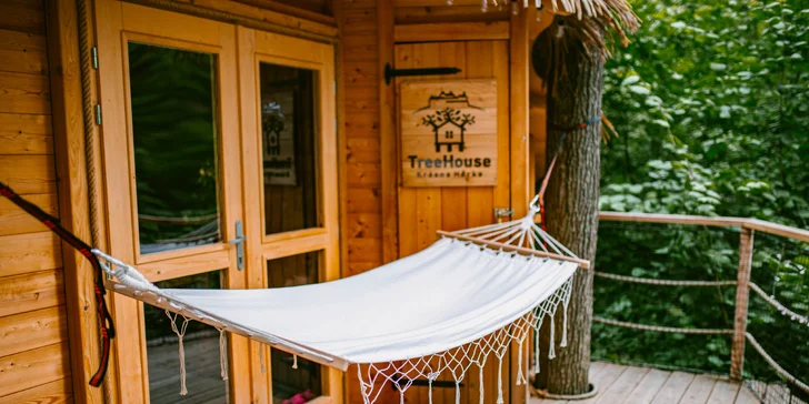 Domečky na stromě s výhledem na hrad Krásna Hôrka a snídaní z piknikového košíku servírovanou na terase